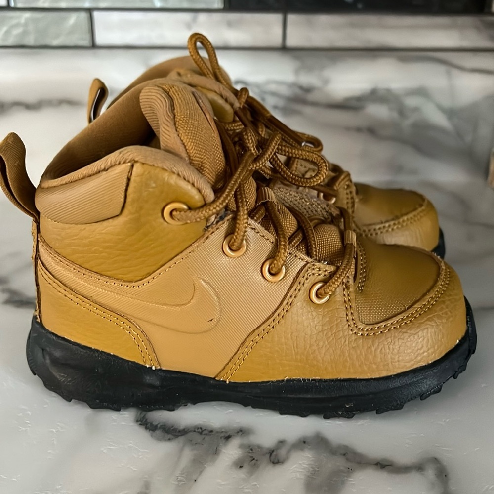 NIKE 8C shoes